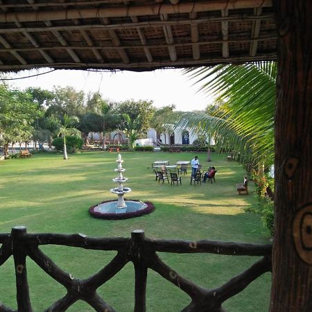 Royal Club & Resort Ahmedabad Buitenkant foto