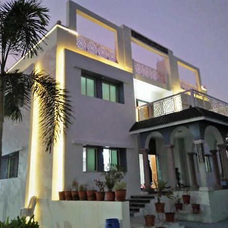 Royal Club & Resort Ahmedabad Buitenkant foto