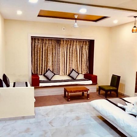 Royal Club & Resort Ahmedabad Buitenkant foto