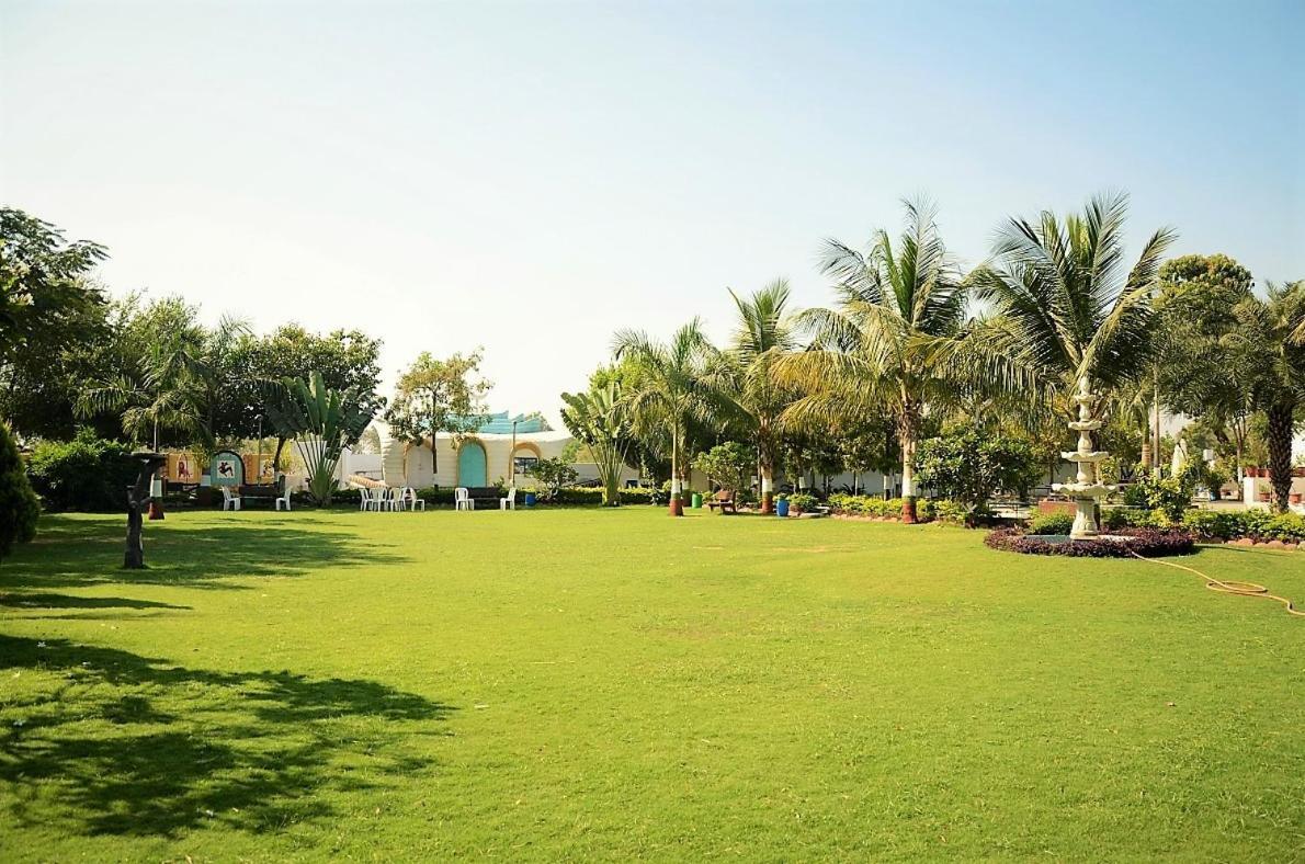 Royal Club & Resort Ahmedabad Buitenkant foto