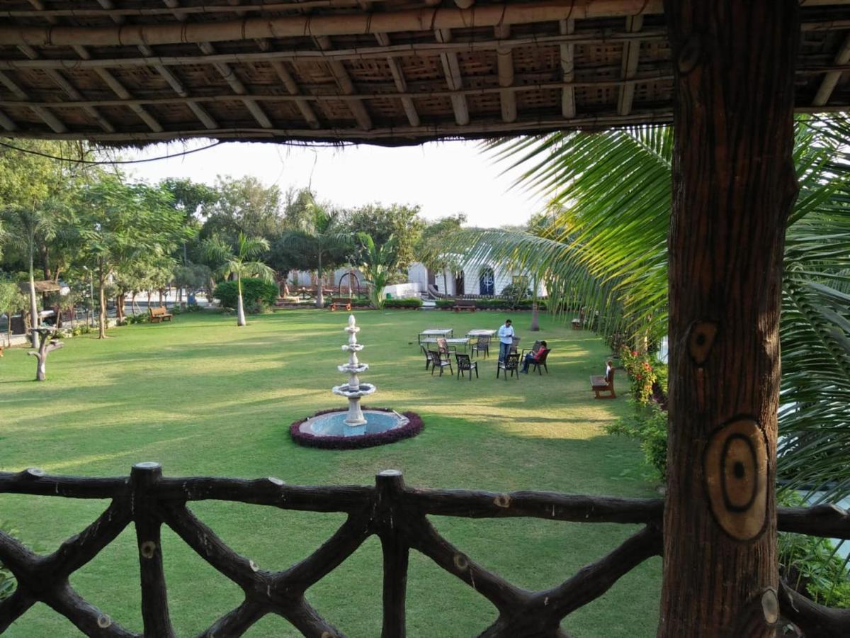 Royal Club & Resort Ahmedabad Buitenkant foto