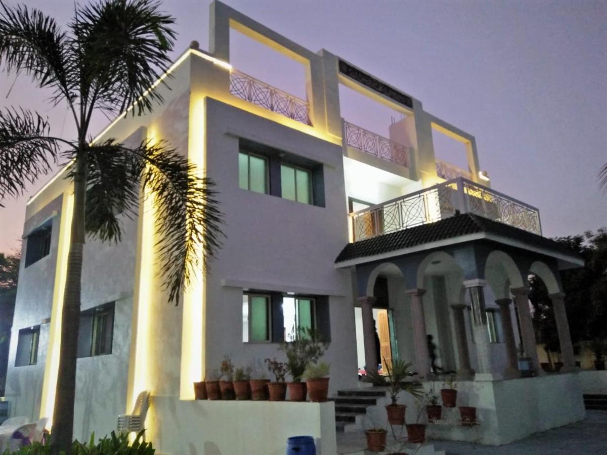 Royal Club & Resort Ahmedabad Buitenkant foto