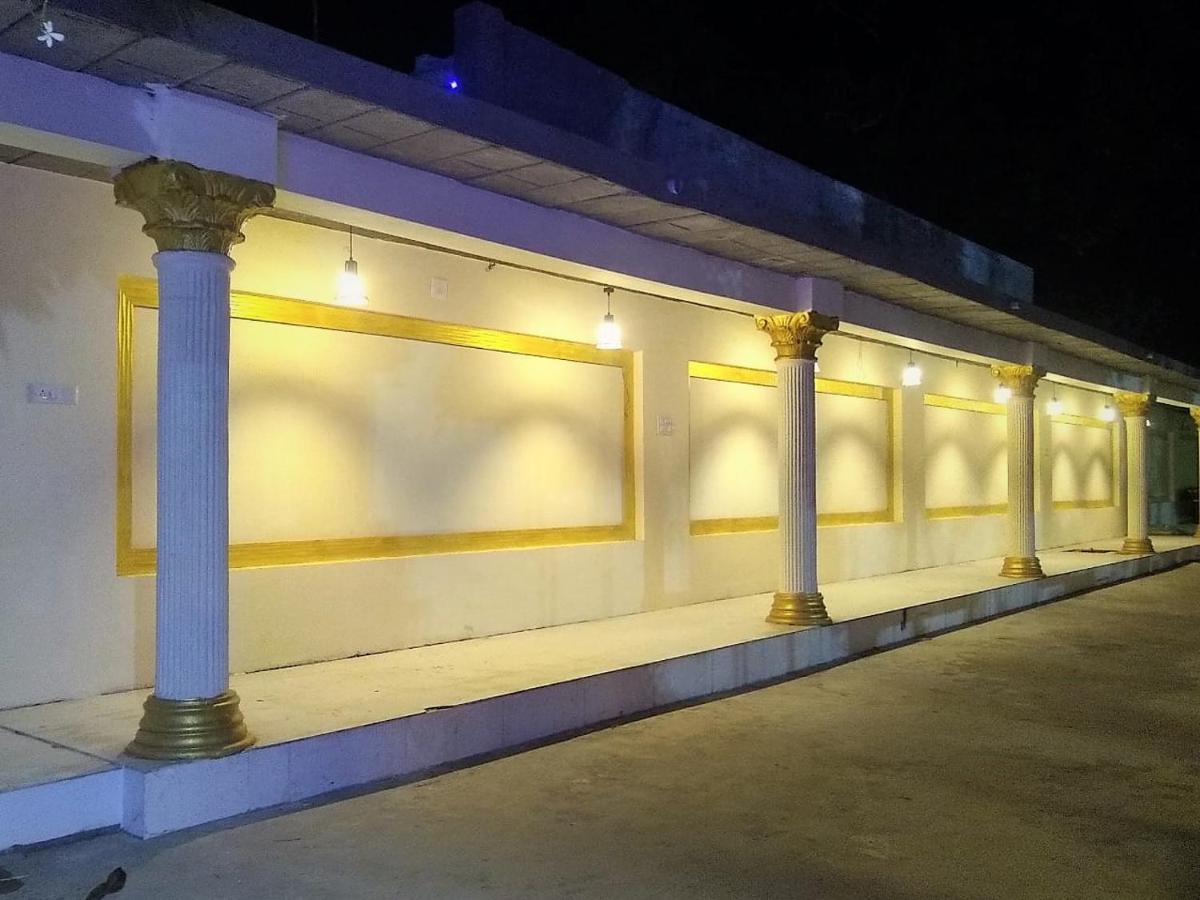 Royal Club & Resort Ahmedabad Buitenkant foto