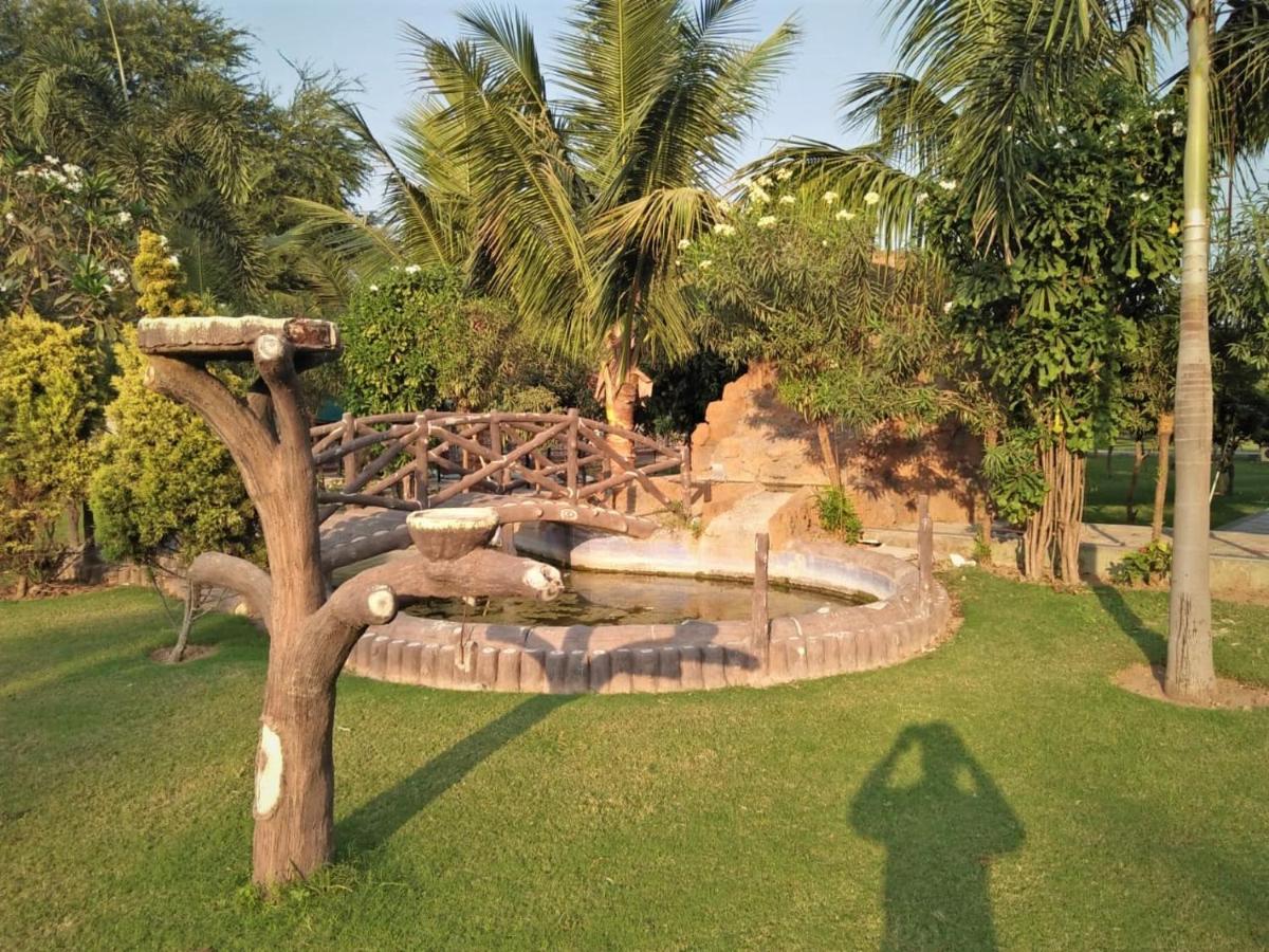 Royal Club & Resort Ahmedabad Buitenkant foto