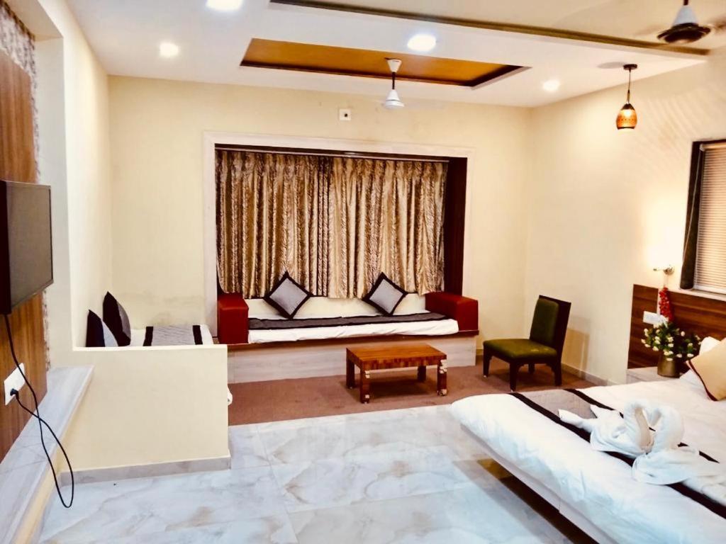 Royal Club & Resort Ahmedabad Buitenkant foto