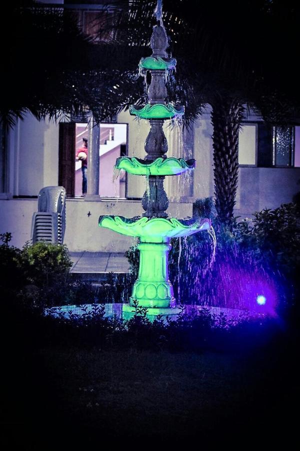 Royal Club & Resort Ahmedabad Buitenkant foto